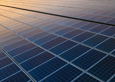 Ein Solarpanel, symbolisch für erneuerbare Energien