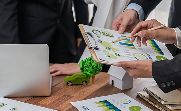 Energieaudit nach EDLG und EnefG - ein Team analysiert den Energieverbrauch