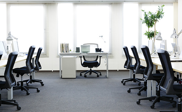 Energieberatung Nichtwohngebäude, ein Büro mit mehreren Stühlen nebeneinander