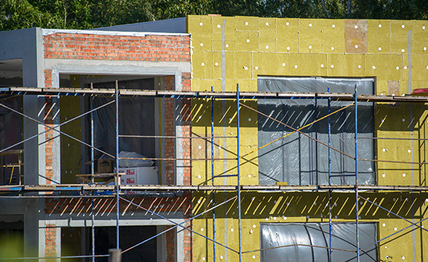 Wärmeschutznachweis, ein Haus, das gedämmt wird 