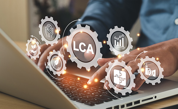 Ökobilanzierung Eine Person arbeitet an einem Laptop an einer  Ökobilanz